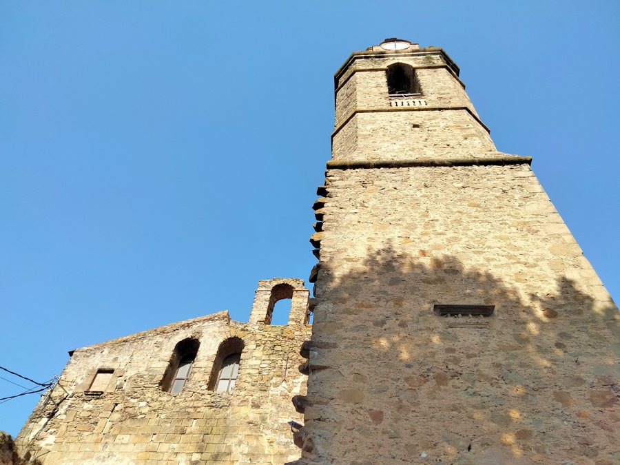 File:03 Església de Sant Julià i Santa Basilissa (Corçà), façana del Firal.jpg