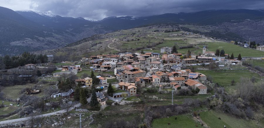 File:Lles de Cerdanya.jpg
