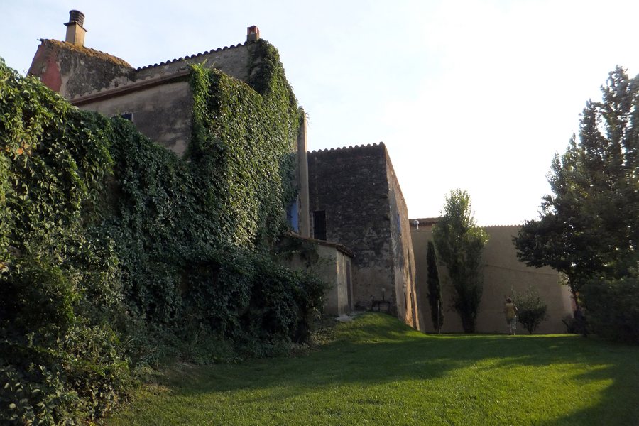 File:2 Castell de Finestres (Ultramort) - Baix Empordà.jpg