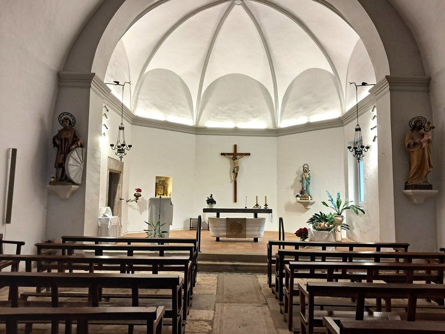 File:Sant Vicenç de Camós. Interior.jpg