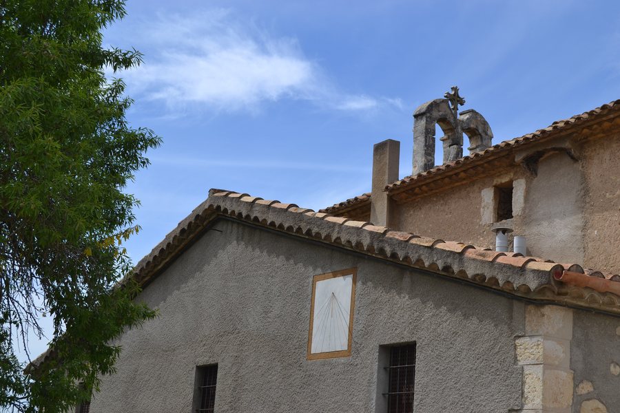 File:Rellotge de sol a l'Ermita de Penyafel, Santa Margarida i els Monjos (Alt Penedès).jpg