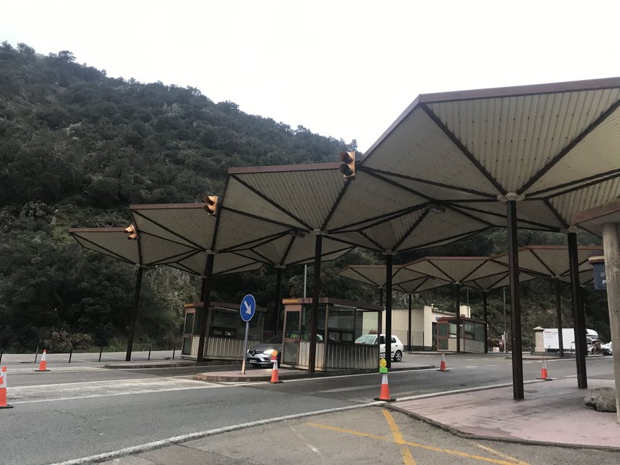 File:Controls policials al pas fronterer de la Jonquera per la N-II 02.jpg