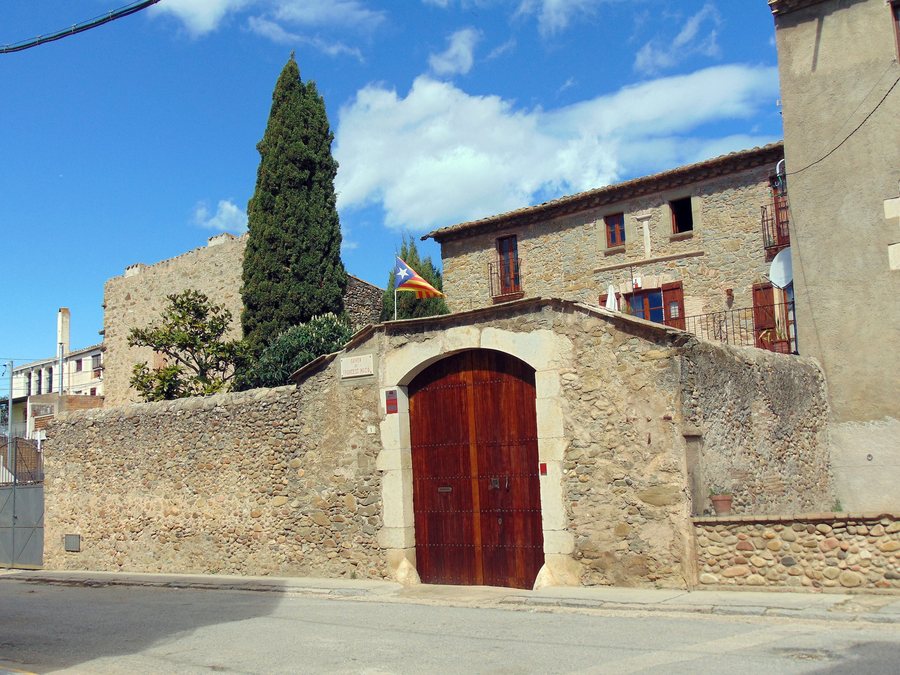 File:Sant Jordi Desvalls - Can Casademont.jpg