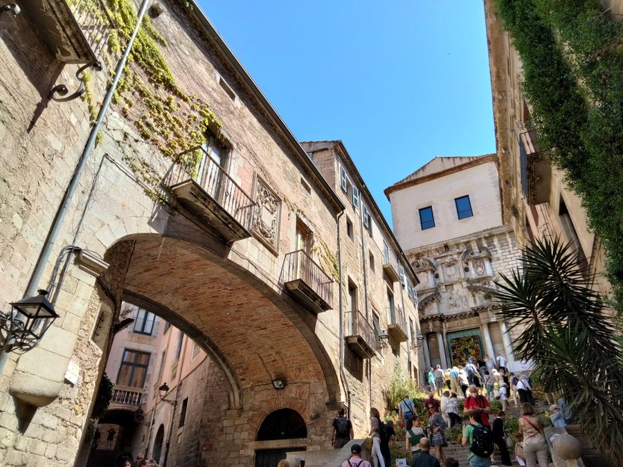 File:051 Temps de Flors 2022, pujada de Sant Domènec (Girona), casa Agullana i Sant Martí.jpg
