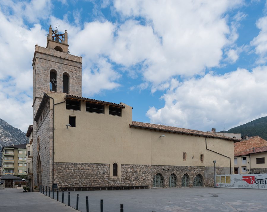 File:Saint Mary church in Organya (4).jpg