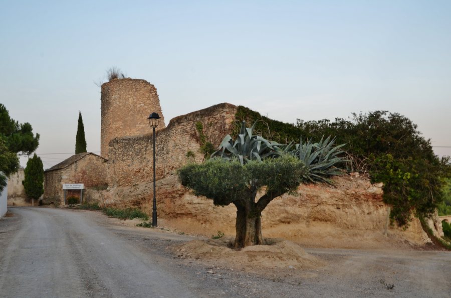 File:Torre de Viladellops (Olèrdola) - 1.jpg