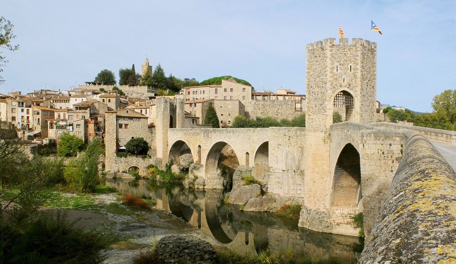 File:Besalu fortified bridge.jpg