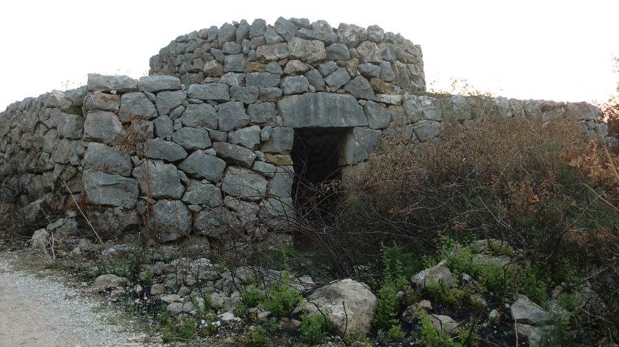 File:Barraques de pedra seca (Llers) 4.jpg