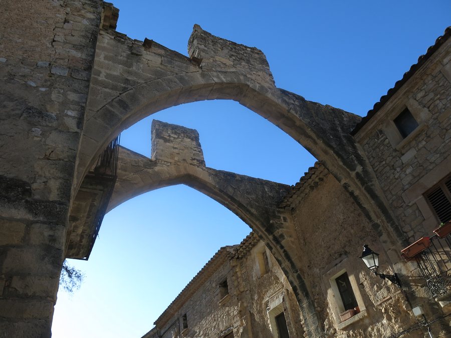 File:26 Arcades del carrer Major (Vallbona de les Monges).jpg