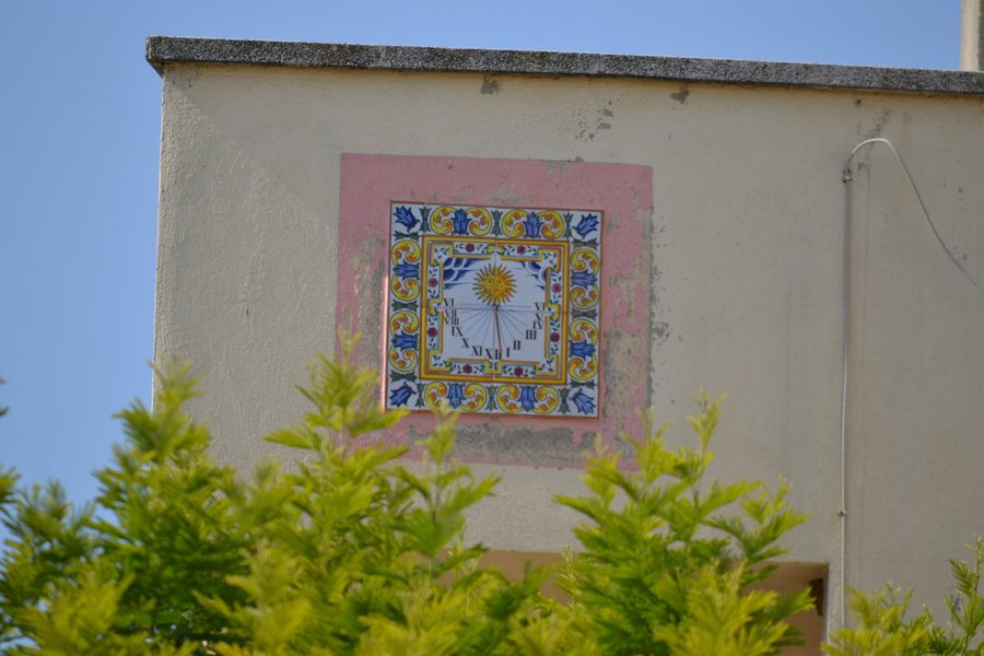 File:Rellotge de sol a Torrelavit (Alt Penedès).jpg