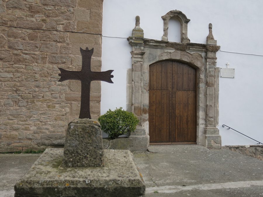 File:190 Plaça de l'Església (Alpens), creu i portal de Santa Maria.jpg