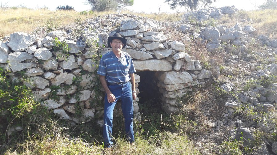 File:Barraca A2 Avinyonet de Puigventós.jpg