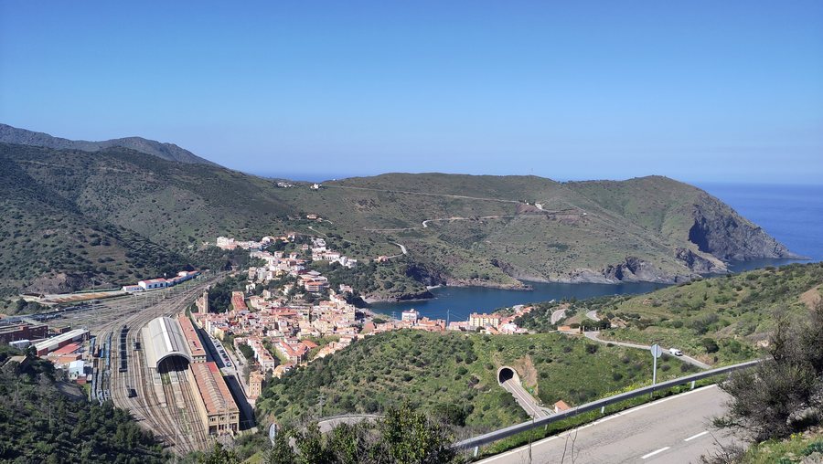 File:Portbou (92018).jpg