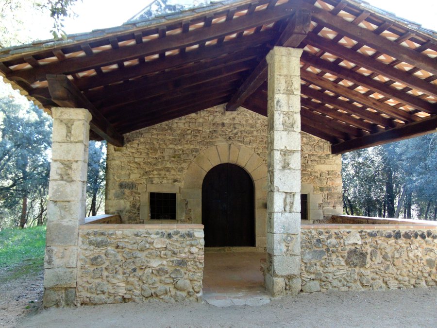 File:Porxo de l'ermita de Santa Margarida de Vilobí d'Onyar.jpg