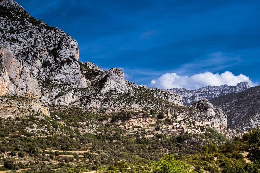 File:La Vall de Abella con la población de Abella de la Conca.jpg
