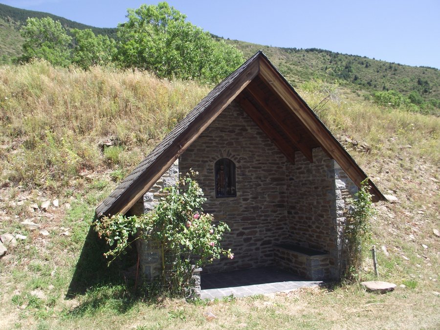 File:Meranges - Capella de Sant Sadurní.jpg