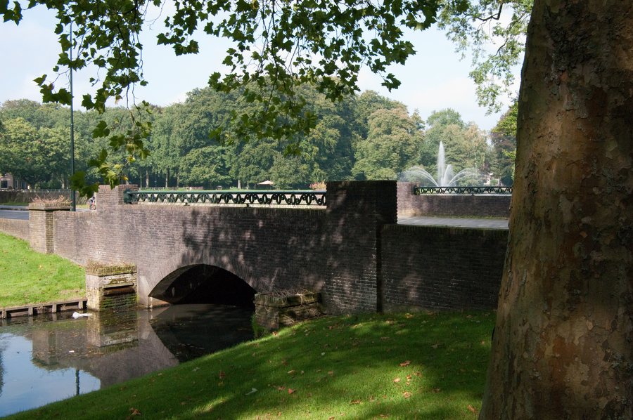 File:Apeldoorn brug Wilhelminapark.jpg