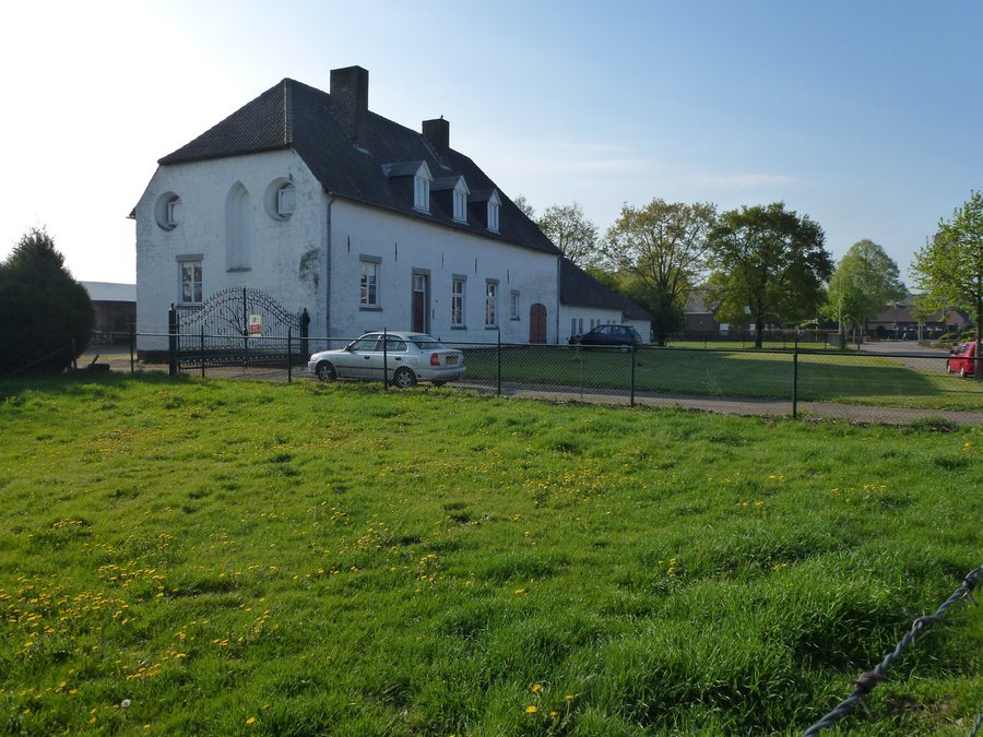 File:Sint Joost (Echt-Susteren) Kloosterhof.JPG