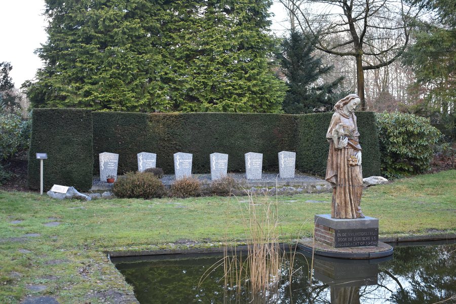 File:Oorlogsmonument Budel-Dorplein.jpg