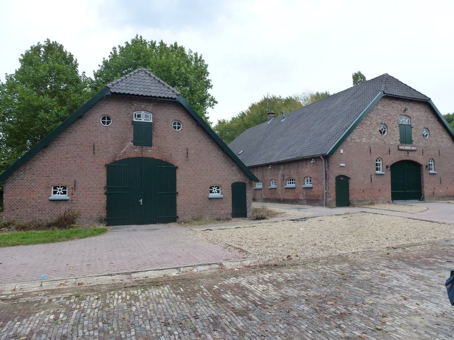 File:Ewijk (Beuningen, Gld) Groene Heuvels 1 schuur links, staldeel woning rechts.JPG