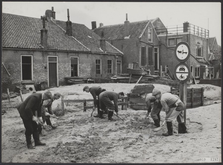 File:Watersnood 1953. Op de droog gekomen delen van Ouwerkerk op Schouwen-Duiveland z, Bestanddeelnr 059-1297.jpg