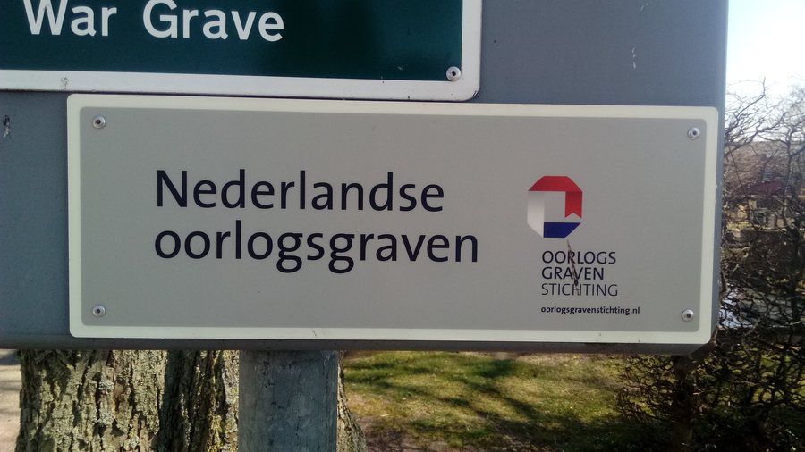File:Nederlandse oorlogsgraven sign, Eelde-Paterswolde (2019).jpg