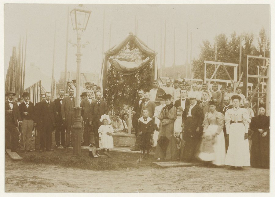 File:Eerste steenlegging door Coöperatieve Woningbouwvereniging Coornhert voor huizen in de Coornhertstraat, Inventarisnummer NL-HlmNHA 00314.JPG