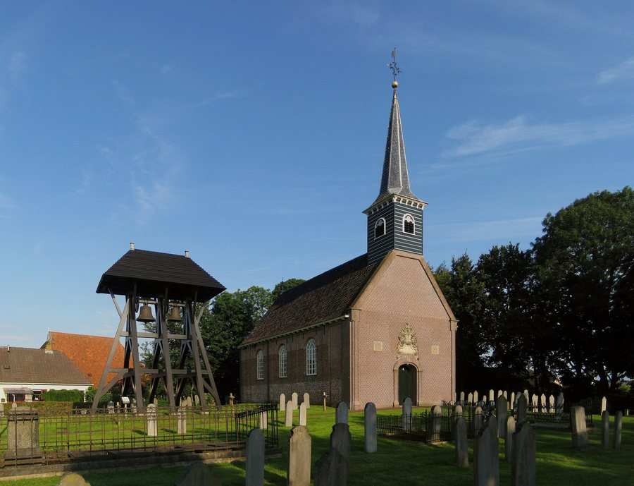 File:20120804 Klokkenstoel en Hervormde Kerk Donkerbroek Fr NL.jpg