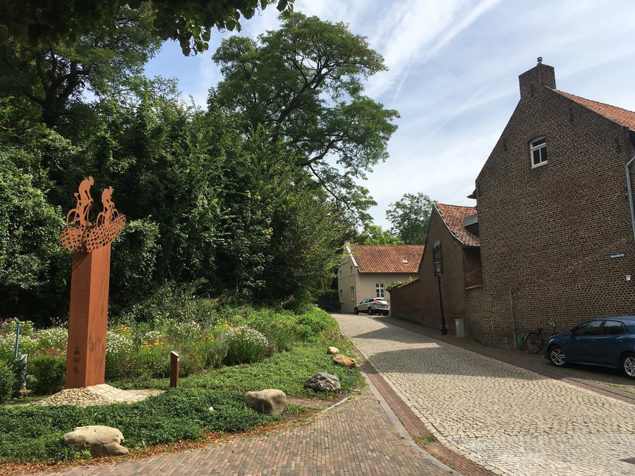 File:Elsloo Maasberg wielermonument 1.jpg