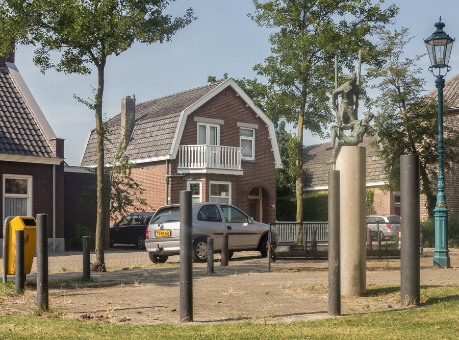 File:Loon op Zand, sculptuur Doctor van Kesselstraat-Kerkstraat foto6 2015-08-13 16.45.jpg