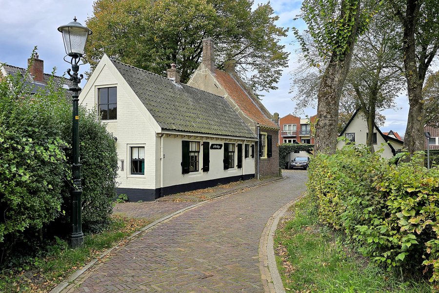 File:2024 Groet, Tsjerkebrink1 (wite hûskes).jpg