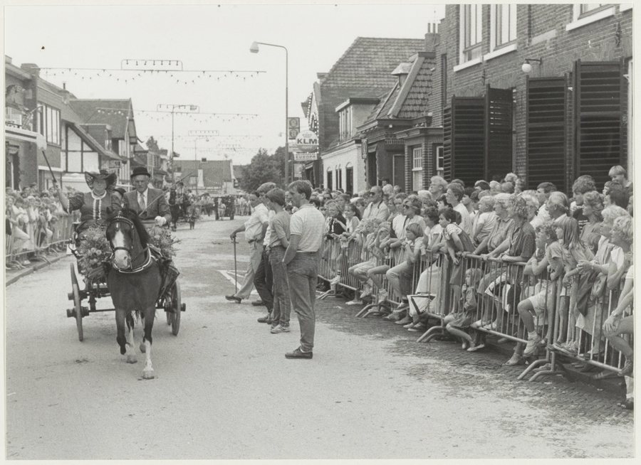 File:Ringsteekwedstrijd in de Hoofdstraat in Santpoort Noord. NL-HlmNHA 54016926.JPG