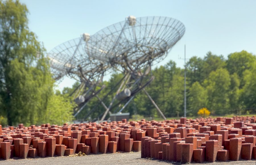 File:Durchgangslager Westerbork Gedenkstätte und Westerbork Synthesis Radio Telescope WSRT (1511-13).jpg