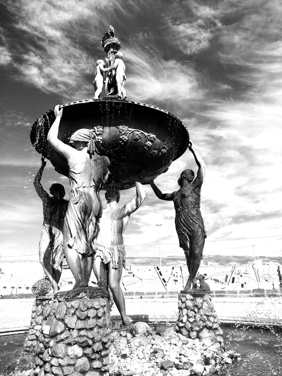 File:Piscitelli Fountain In Manfredonia Italy (131677929).jpeg