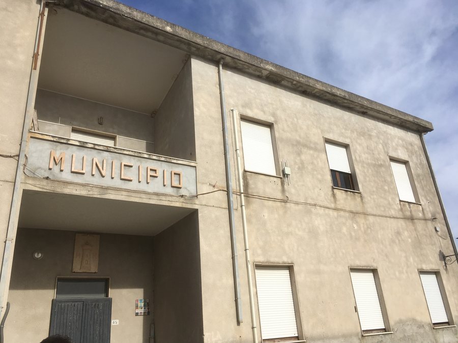 File:Monterosso Calabro - municipio.jpg