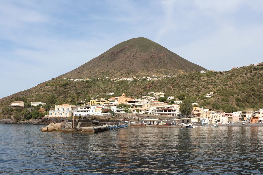 File:Port of Rinella (Leni), Salina.jpg