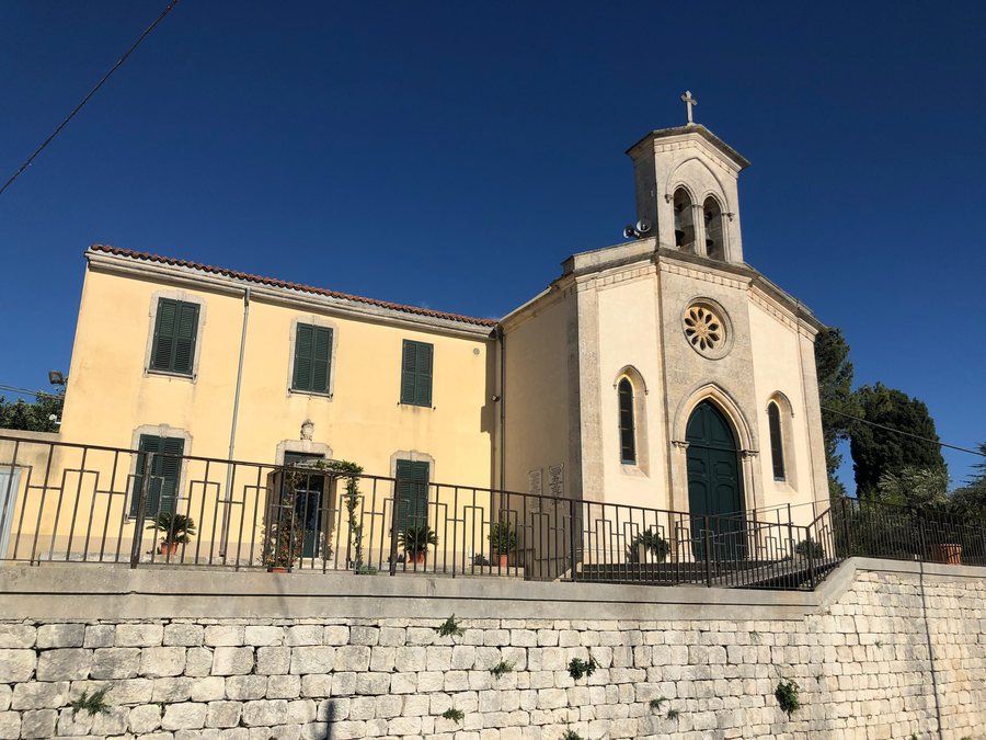 File:Chiesa Sacra Famiglia, Frigintini.jpg