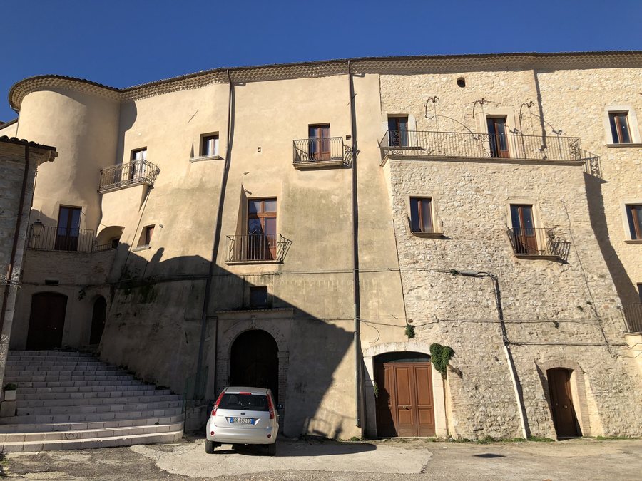 File:Castello di Rotello, dettaglio vista frontale.jpg