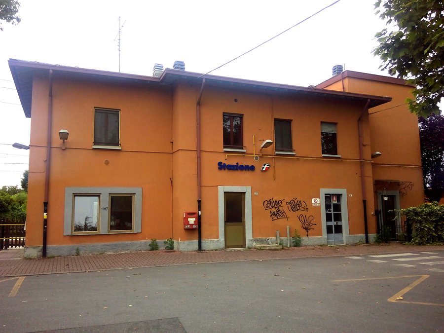 File:Stazione di Paderno-Robbiate.jpg