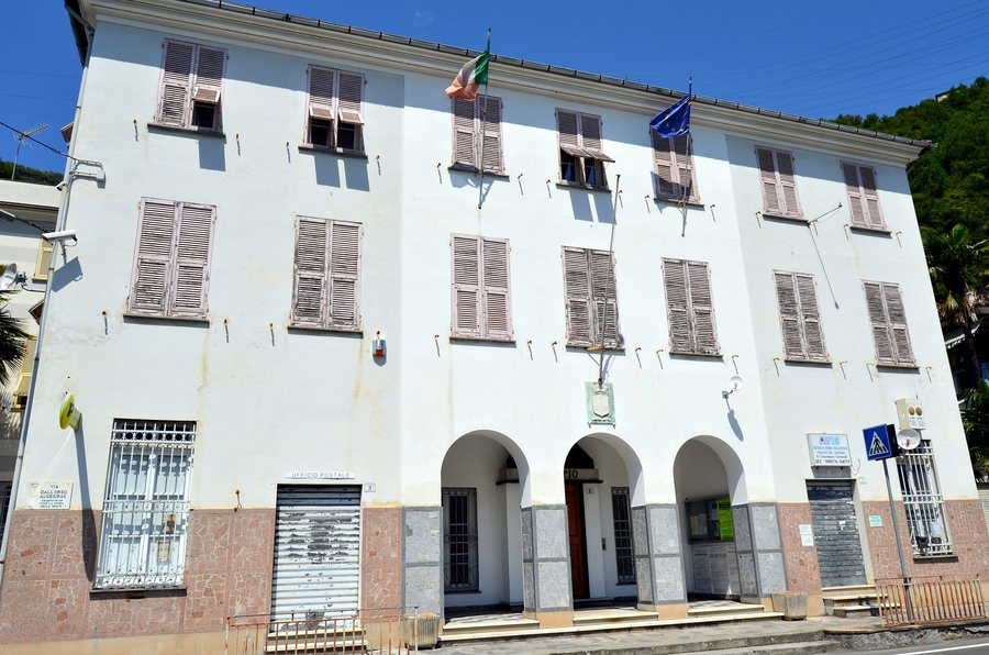 File:Aveggio (San Colombano Certenoli)-municipio.jpg
