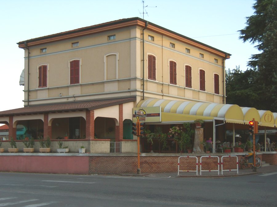 File:Soresina (CR) - ex stazione ferroviaria SNFT - fabbricato viaggiatori lato strada.jpg