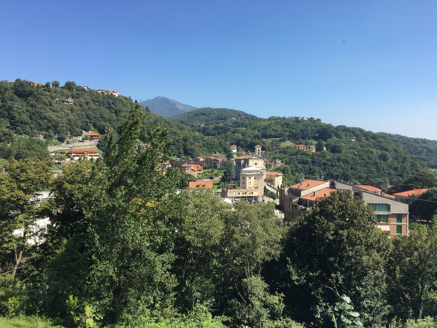 File:Castelmarte - visione d'insieme da SP40 Arosio-Canzo.jpg