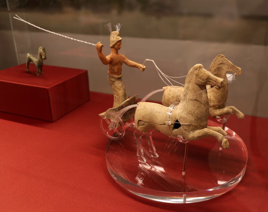 File:Carro e auriga, IV secolo ac., da ururi (CB), depositi sopr. del molise 01.jpg