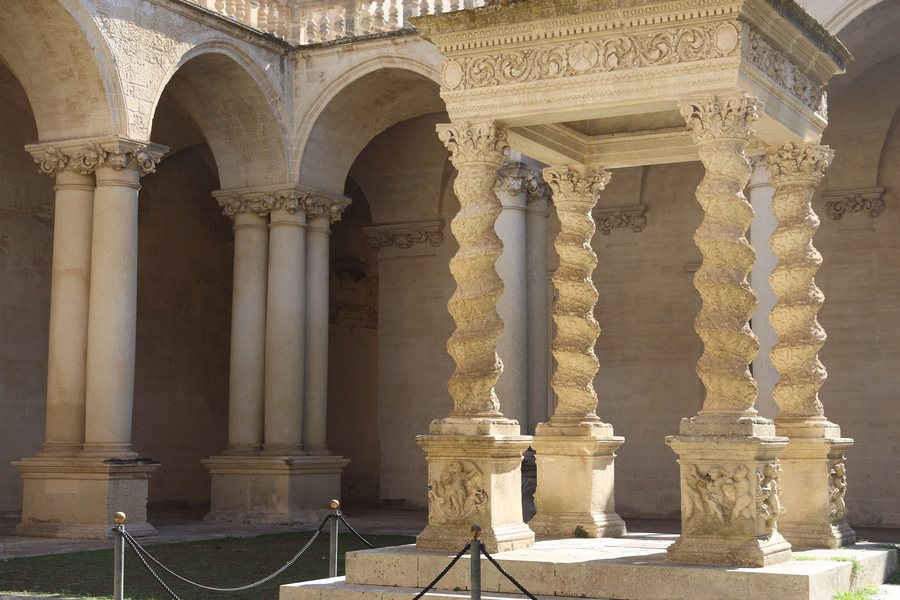 File:Baldacchino a colonne tortili del primo chiostro di san Niccolò e san Cataldo a Lecce, XVII sec. -FG1.jpg