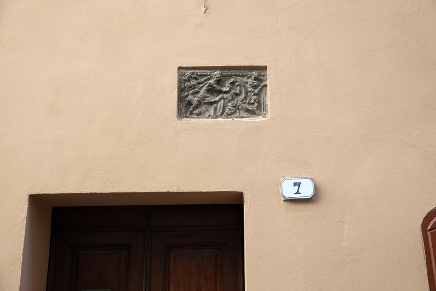 File:Chiusi, via arunte 7, casa con fronte di urnetta con uccisione reciproca di eteocle e polinice 01.jpg