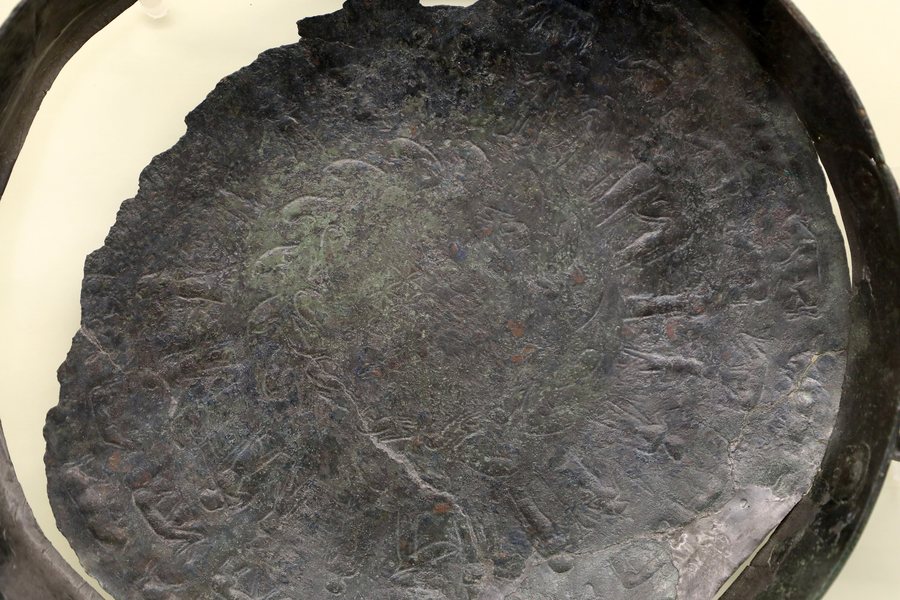 File:Coppa in bronzo importata dall'area fenicia, 900-800 ac ca., dalla tomba strada (francavilla marittima, loc. macchiabate) 02.jpg