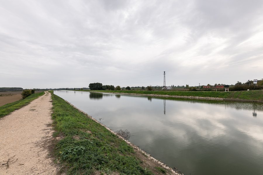 File:Collettore Padano Polesano - Porto Viro, Rovigo, Italia - 21 Ottobre 2022 01.jpg