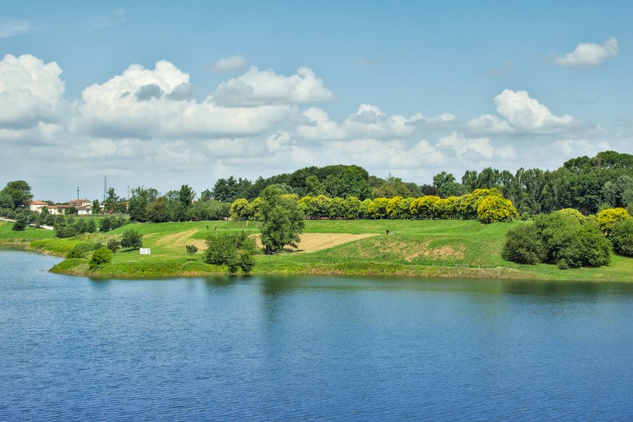 File:Green meadows at Parco Increa, Brugherio, Italy.jpg