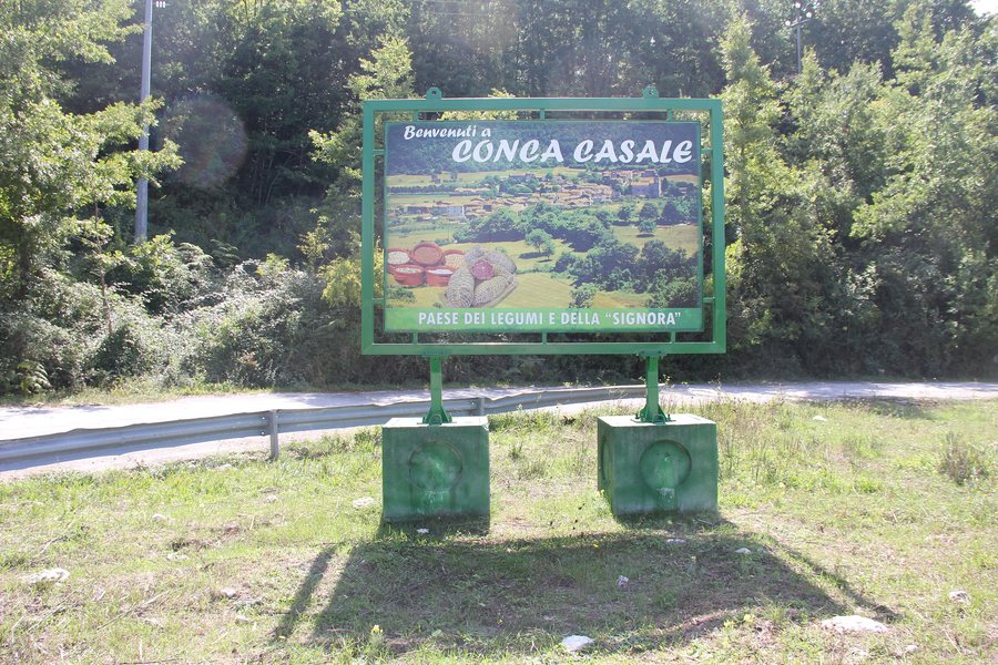 File:Benvenuti a Conca Casale.jpg