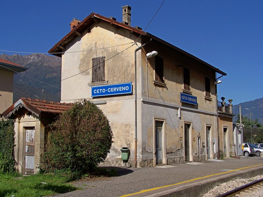 File:Ceto-Cerveno FV lato binari 20121021.jpg